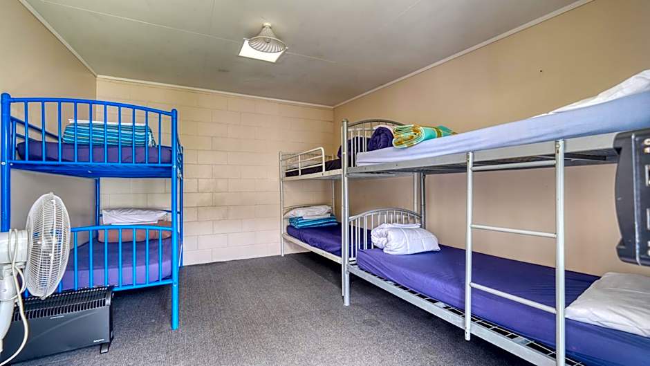 Beachcomber Lodge & Backpacker