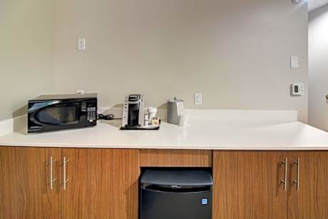 King Suite with Roll-in Shower - Mobility Access