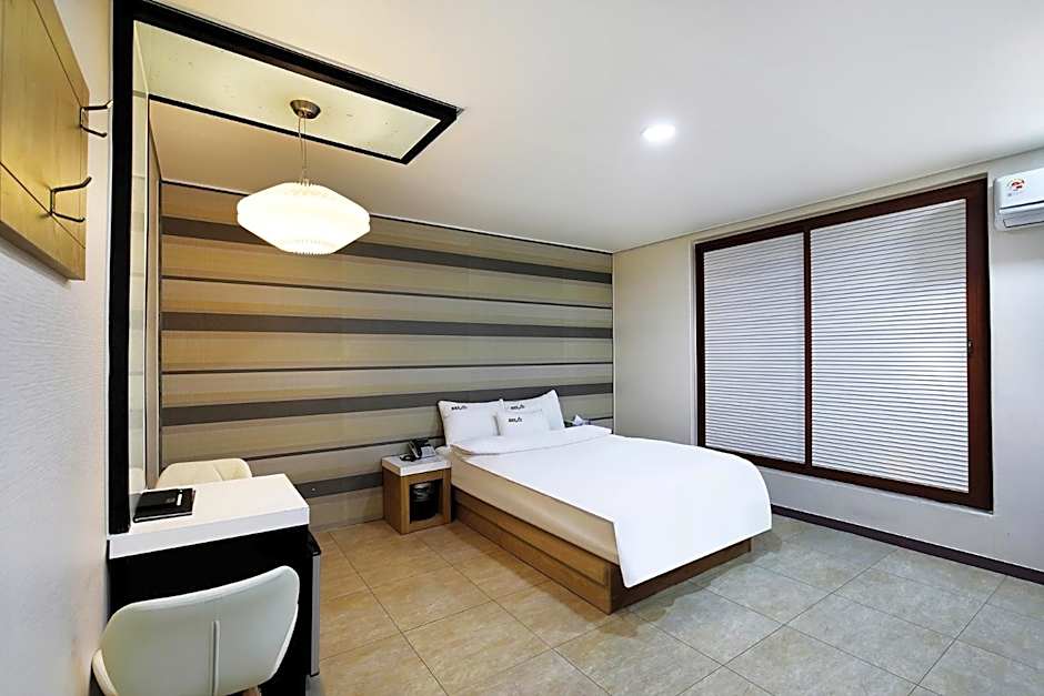White Tourist Hotel