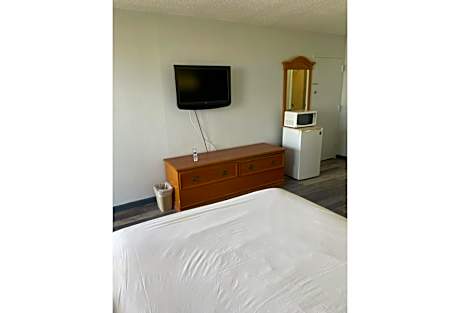 1 King Bed | Mobil Access Tub Nsmk Micfridg