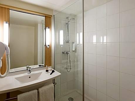 Room With 1 Double Bed And 1 Single Bed