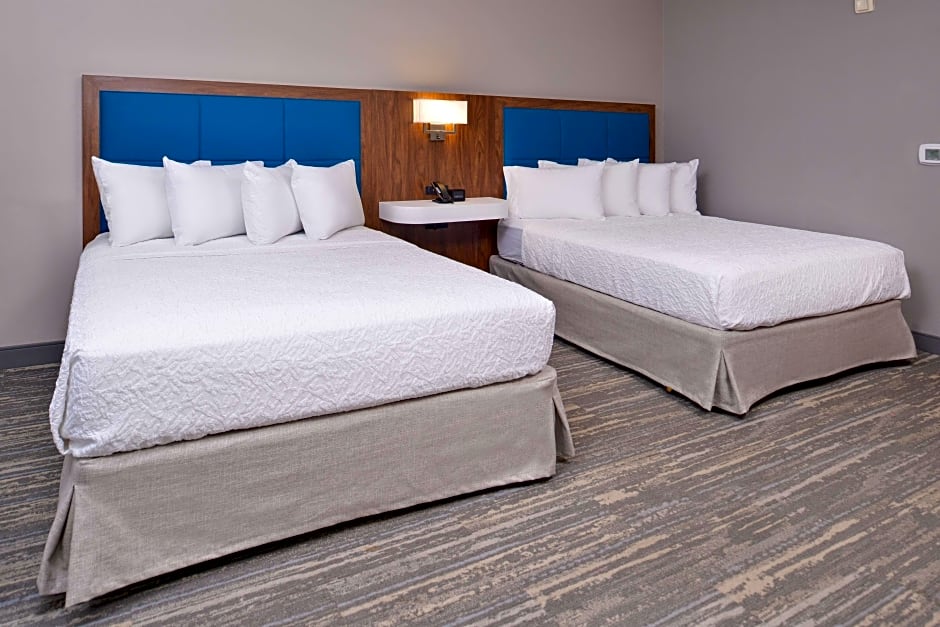 Photo 1 of 5 of 1 Queen Bed with Sofabed Suite