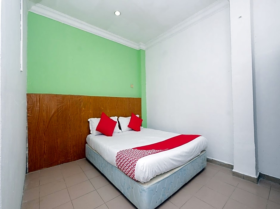 OYO 850 Gold Star Hotel