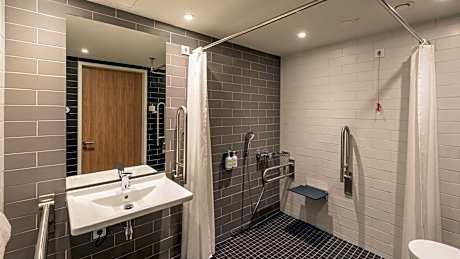 Standard Queen Room - Accessible