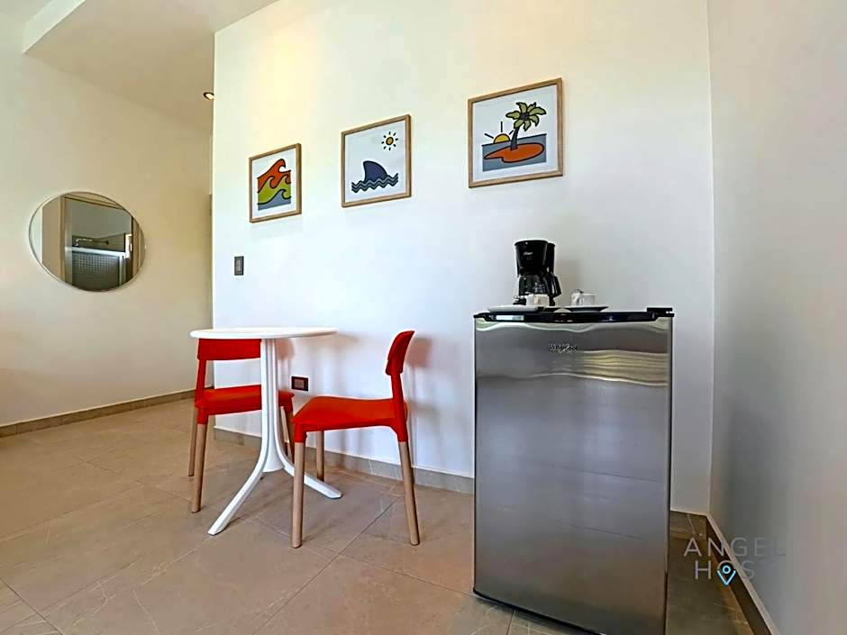Commercial Zone Studios, Pool, BBQ and Beach 7 Blocks