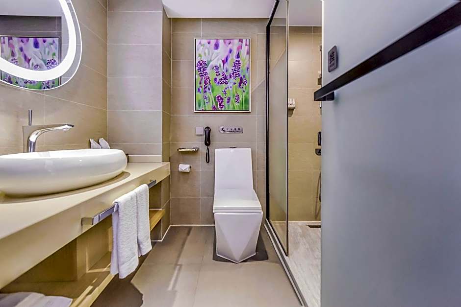 Lavande Hotel Luzhou Jiale Century City