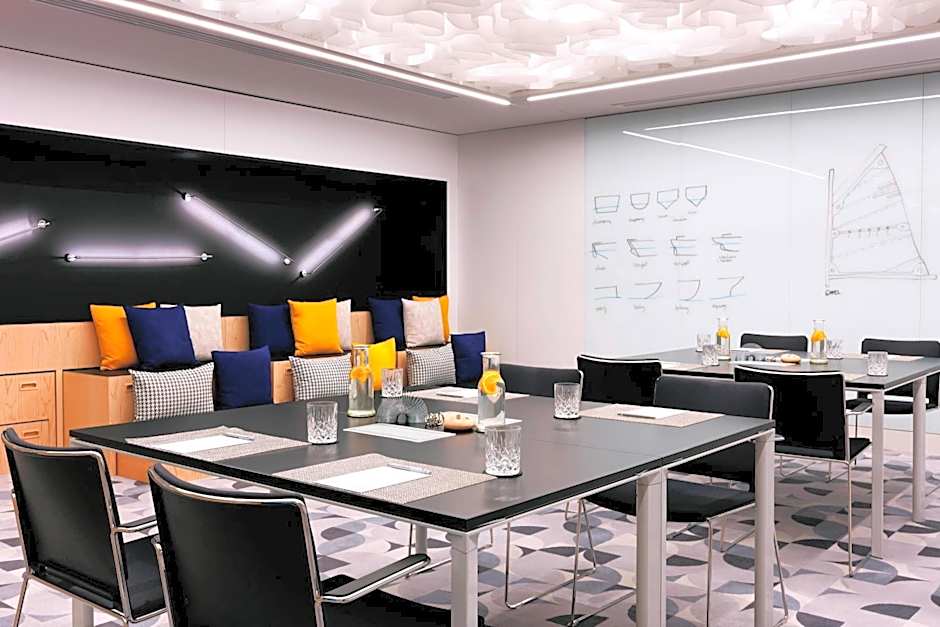 Renaissance by Marriott Warsaw Airport Hotel