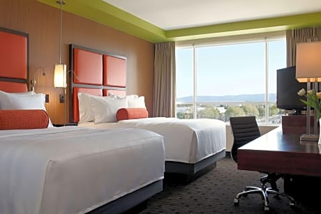 Accessible Guestroom Double Queen Bathtub