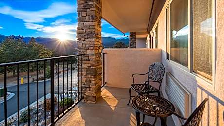 Suite-1 King Bed Non-Smoking Balcony Mountain View Microwave And Refrigerator Full Breakfast