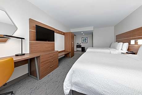 Standard Queen Room with Two Queen Beds and Tub - Mobility/Communications Accessible