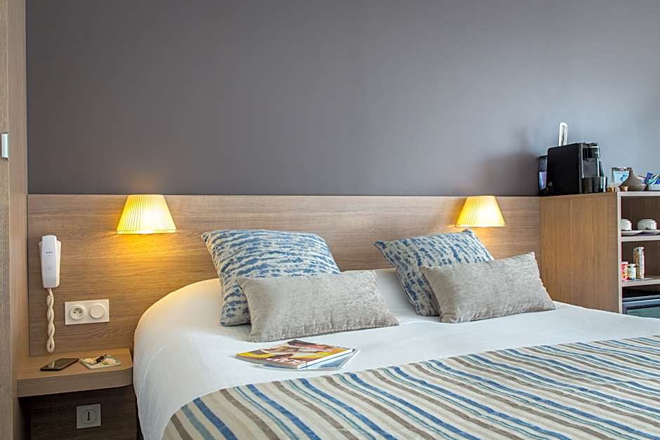 Photo 1 of 7 of 1 Queen Bed with Sofabed Suite, Port View