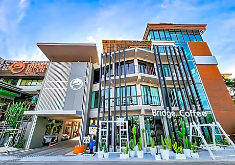 Dragon River Avenue Hotel