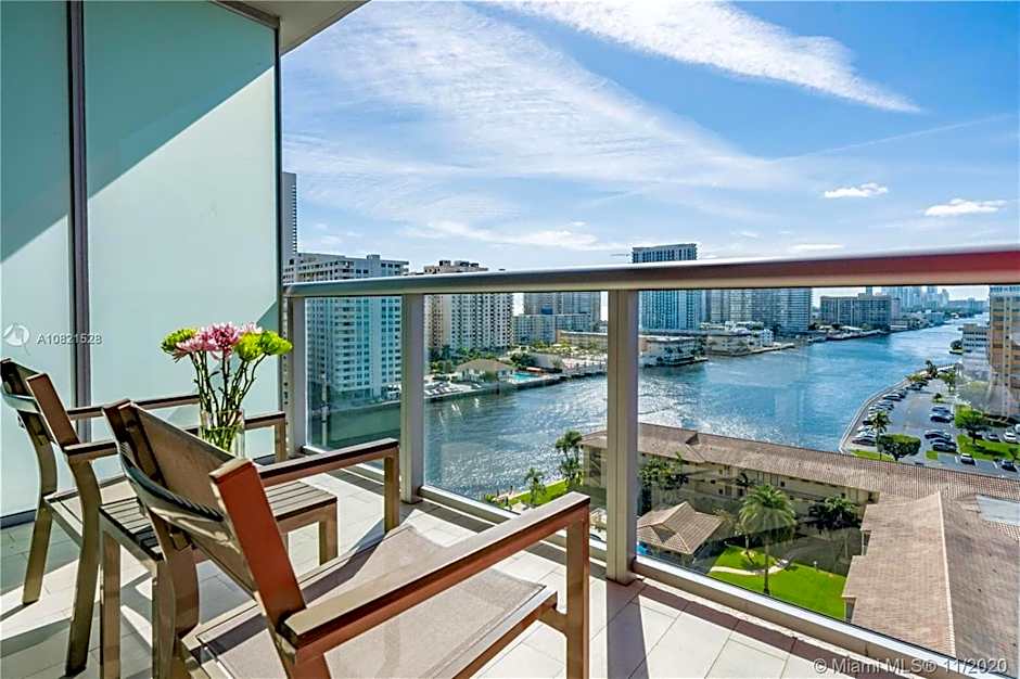 Water View Building With Pool - 5-Min Walk To The Beach - Cozy Studios