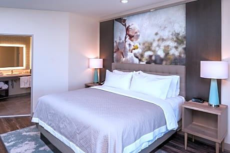 1 King Bed Premium Corner Room
