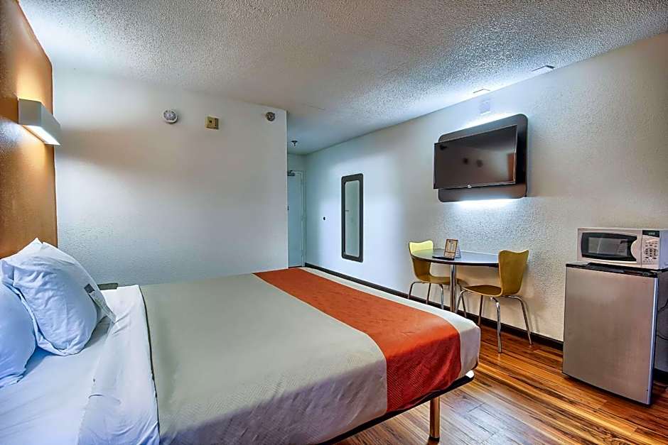 Motel 6-Columbus, OH - West