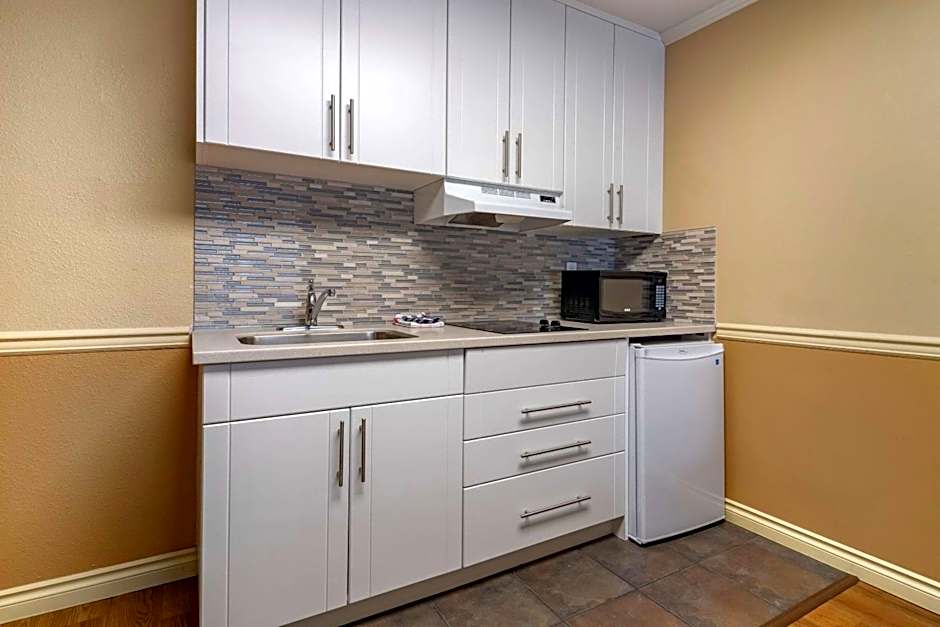 Econo Lodge Inn & Suites