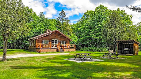 Les Chalets Tourisma - Chalet sur une île privée avec spa - Le Pin Royal