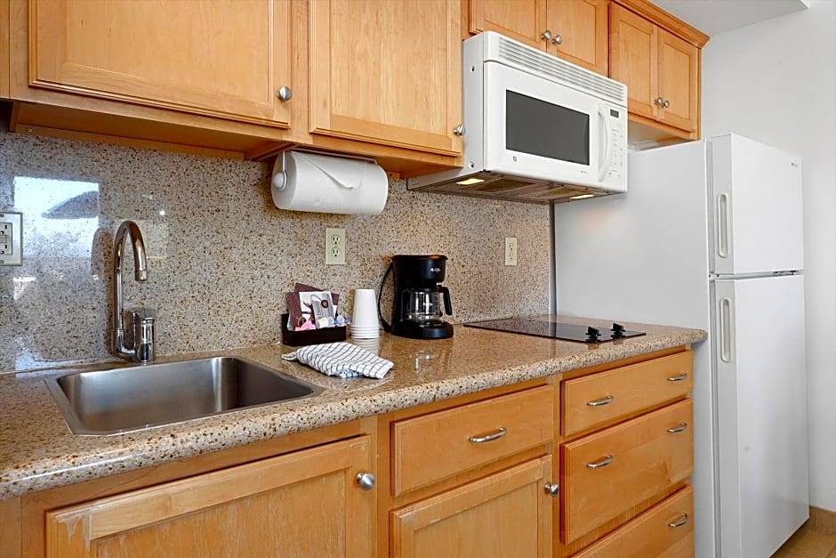 Beach House Inn & Suites