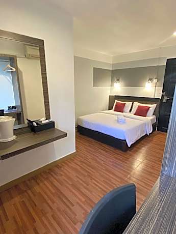 Deluxe Queen Room - Non-Smoking