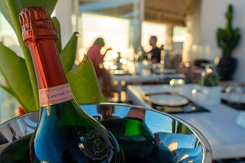 Sun Rocks Boutique Hotel - Caldera View Suites & Sunset Dining Experience