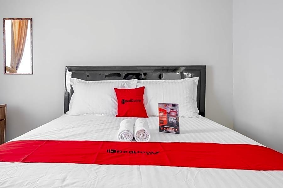 RedDoorz near Siloam Karawaci 3