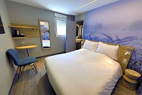 1 Queen Bed Non-Smoking Standard Room Courtesy Tray