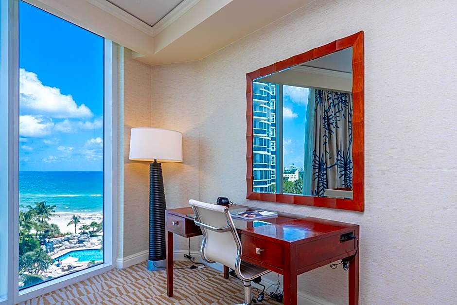 TRUMP INTL 2 BEDROOM APARTMENT 1600 Sqf Ocean and Bay View