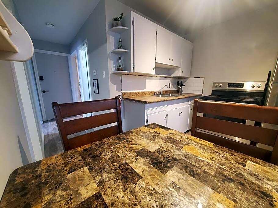Central Private 1BR Apt. w/Free Prkg + Fast Wi-Fi