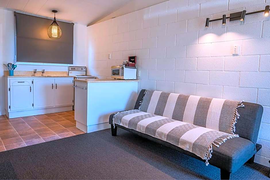 Frimley Lodge Motel - with Airport Shuttle service- Best Location in Town