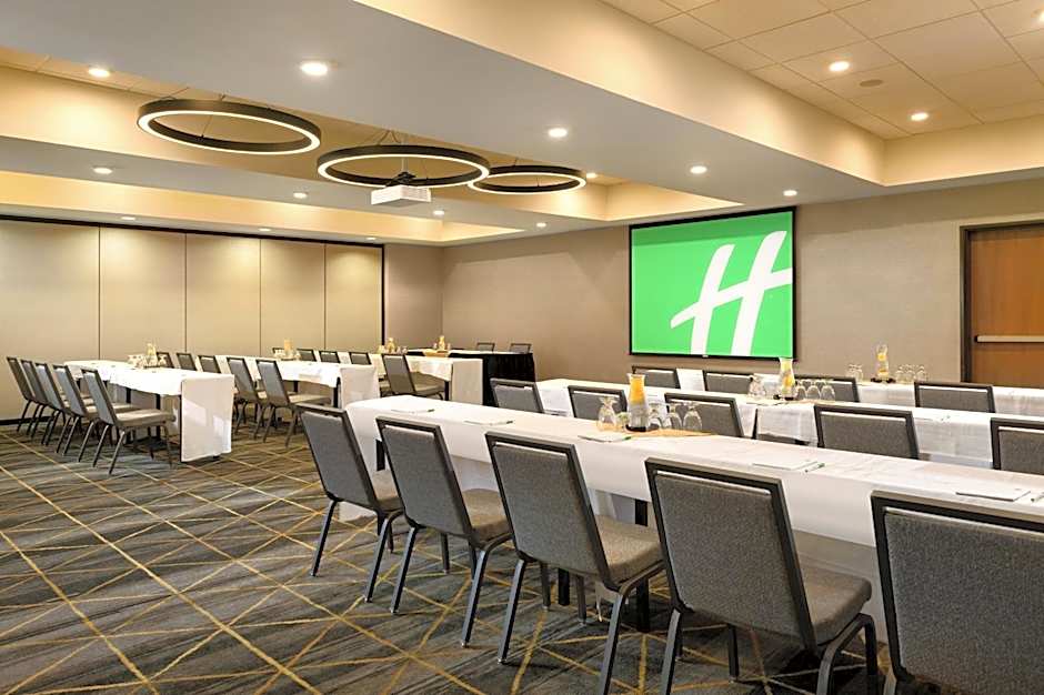 Holiday Inn & Suites Oakland - Airport by IHG