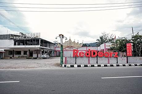 RedDoorz Syariah near Kebun Raya Liwa