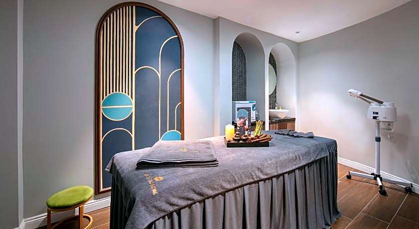 May De Ville Lakeside Hotel