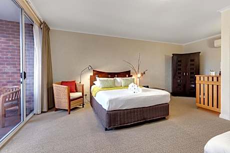 Queen Room - Non Waterfront - First Floor