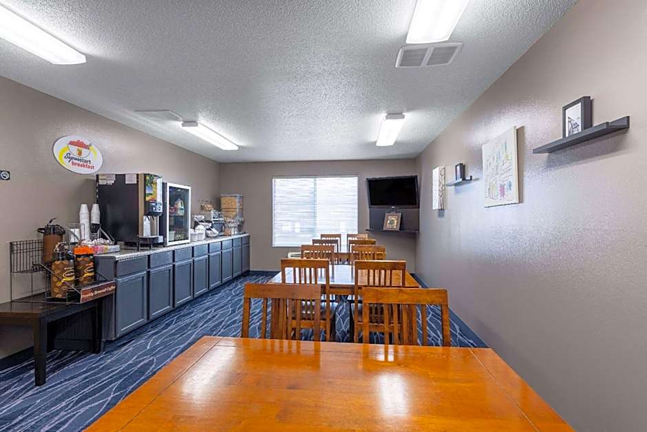 Super 8 by Wyndham Jackson MN