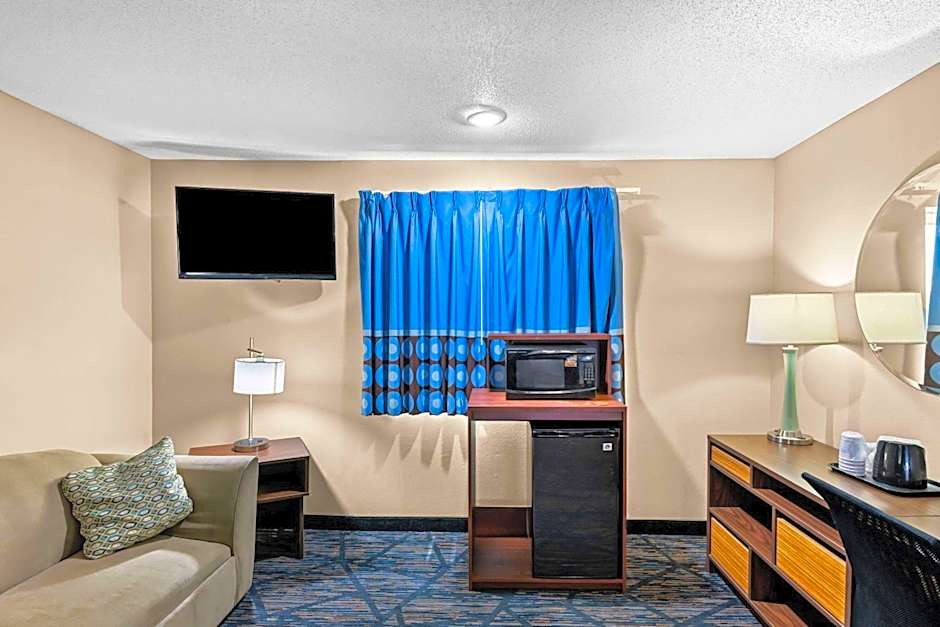 Super 8 by Wyndham Council Bluffs IA Omaha NE Area