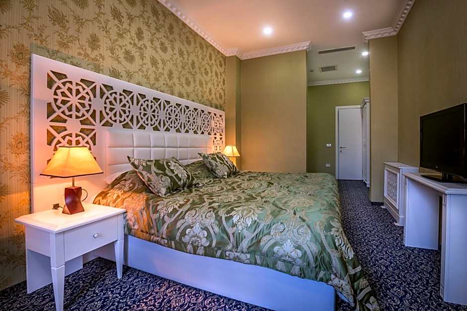 Premier Old Gates Hotel