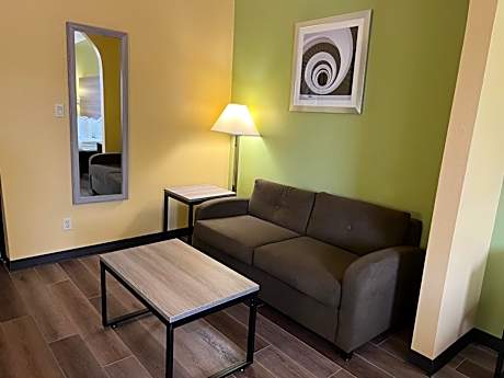 King Suite with Sofa bed - Disability Access/Non Smoking