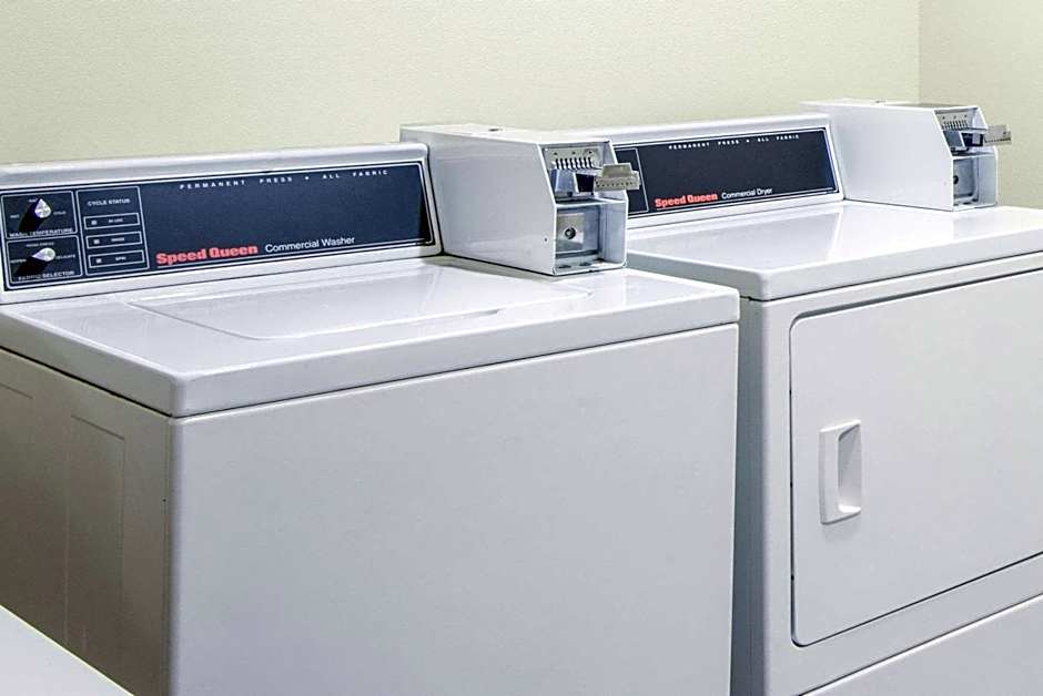 Super 8 by Wyndham Wheeling