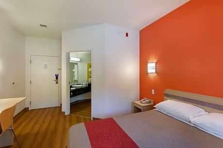 Deluxe Queen Room - Non-Smoking