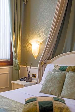 Junior suite canal view