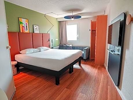 Standard Room with one double bed and one single bed