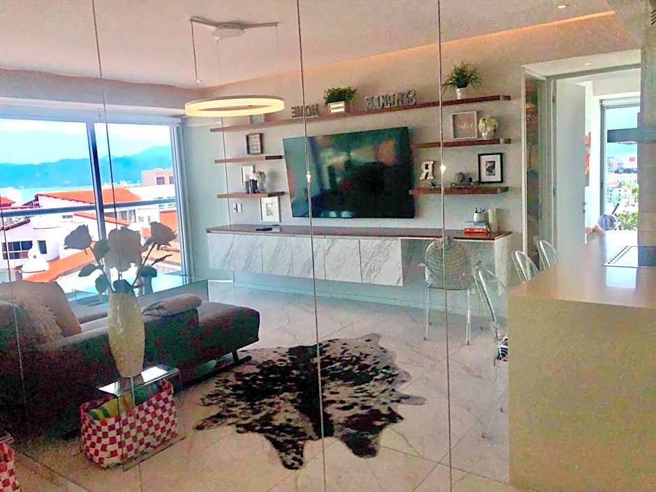 Luxurious Oceanfront condo with Unmatched Panoramic Views