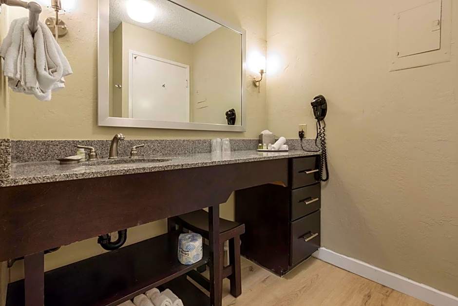 Plantation Hale Suites