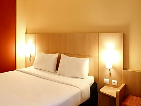 Standard Room With 1 Double Bed And 1 Single Bed