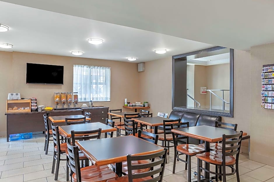 Econo Lodge Inn & Suites Downtown