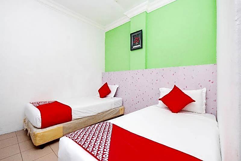 OYO 850 Gold Star Hotel