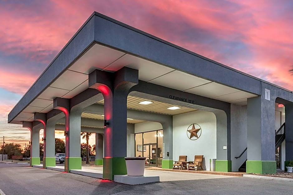 Days Inn by Wyndham Victoria TX East