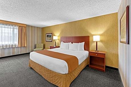 King Suite - Non-Smoking