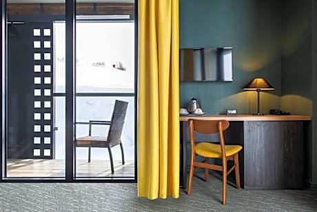 Family Room with Mountain View