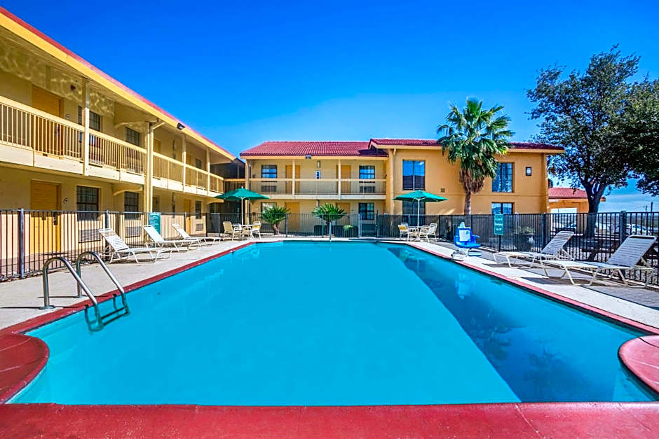 Super 8 by Wyndham Eagle Pass